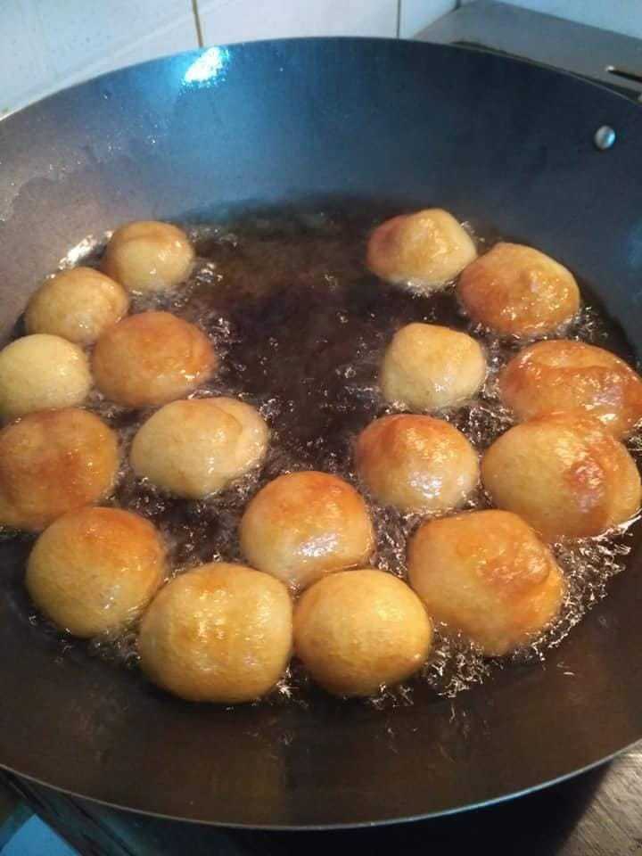 Πεντανόστιμοι λουκουμάδες: Τραγανοί απέξω και πολύ αφράτοι από μέσα!