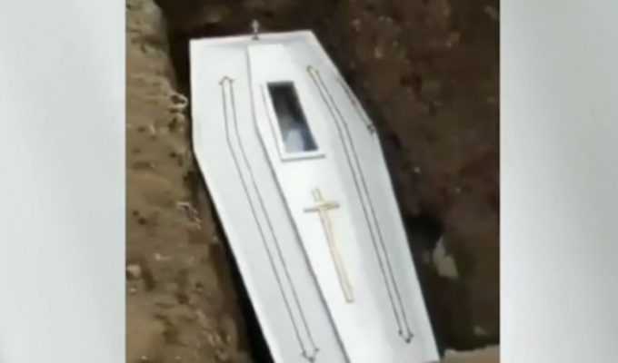Απίστευτο! Νεκρός φαίνεται ότι...κουνιέται την στιγμή της κηδείας του! (video)
