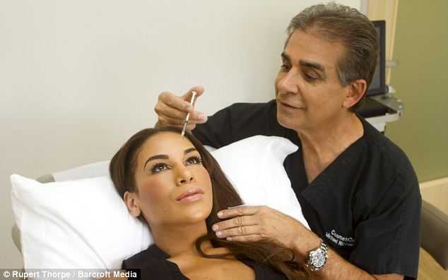 Κι όμως! Μπαμπάς πλαστικός, χειρουργεί τις κόρες του από 10 ετών! Δεν θα πιστέψετε πως μοιάζουν!