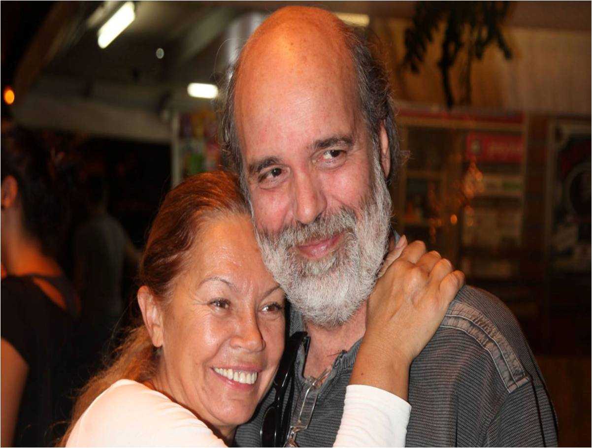 Ελένη Δήμου: Τα 31 χρόνια αγάπης με Άκη Γκολφίδη, η ομοιότητα με τον γιο της και η απώλεια που της κόστισε