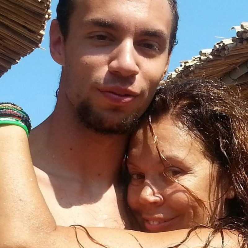 Ελένη Δήμου: Τα 31 χρόνια αγάπης με Άκη Γκολφίδη, η ομοιότητα με τον γιο της και η απώλεια που της κόστισε