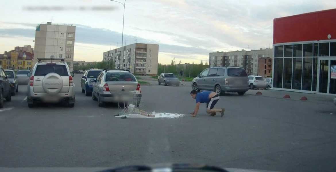 Εκάνε μαγκιές με το καροτσάκι του σούπερ μαρκετ  - Ξεκαρδιστική η συνέχεια (video)
