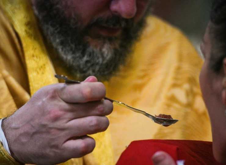 Λαβίδες μίας χρήσης για τη θεία Κοινωνία από το Οικουμενικό Πατριαρχείο