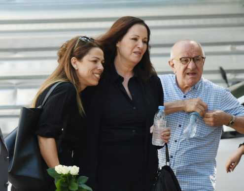 Συντετριμμένη η Κοραλία Καραντη στο τελευταίο αντίο στην Αφροδίτη Γρηγοριάδου