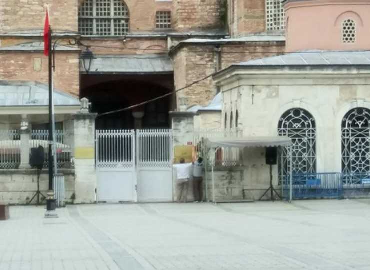 Αποκαθήλωση στην Αγία Σοφία: Κατεβάζουν τις πινακίδες «Μουσείο» (βίντεο)