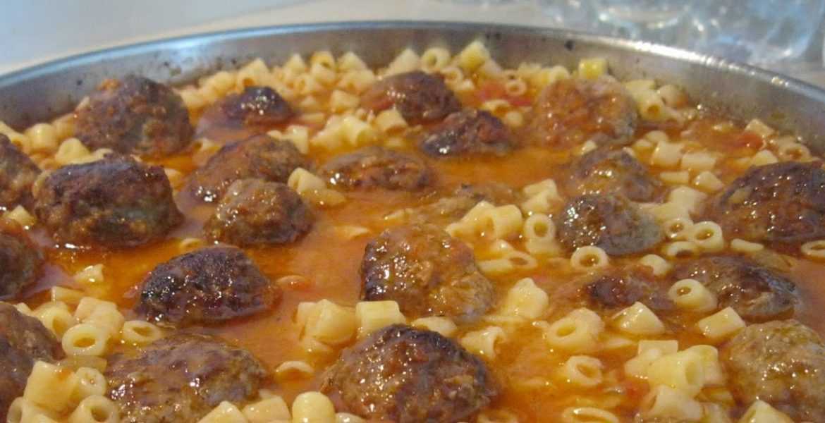 Κεφτεδάκια με μακαρονάκι κοφτό στο ταψί