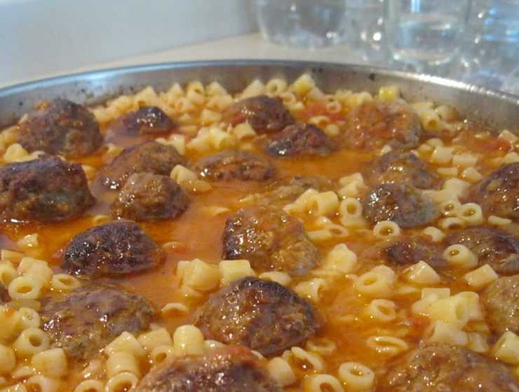 Κεφτεδάκια με μακαρονάκι κοφτό στο ταψί Κεφτεδάκια με μακαρονάκι κοφτό στο ταψί