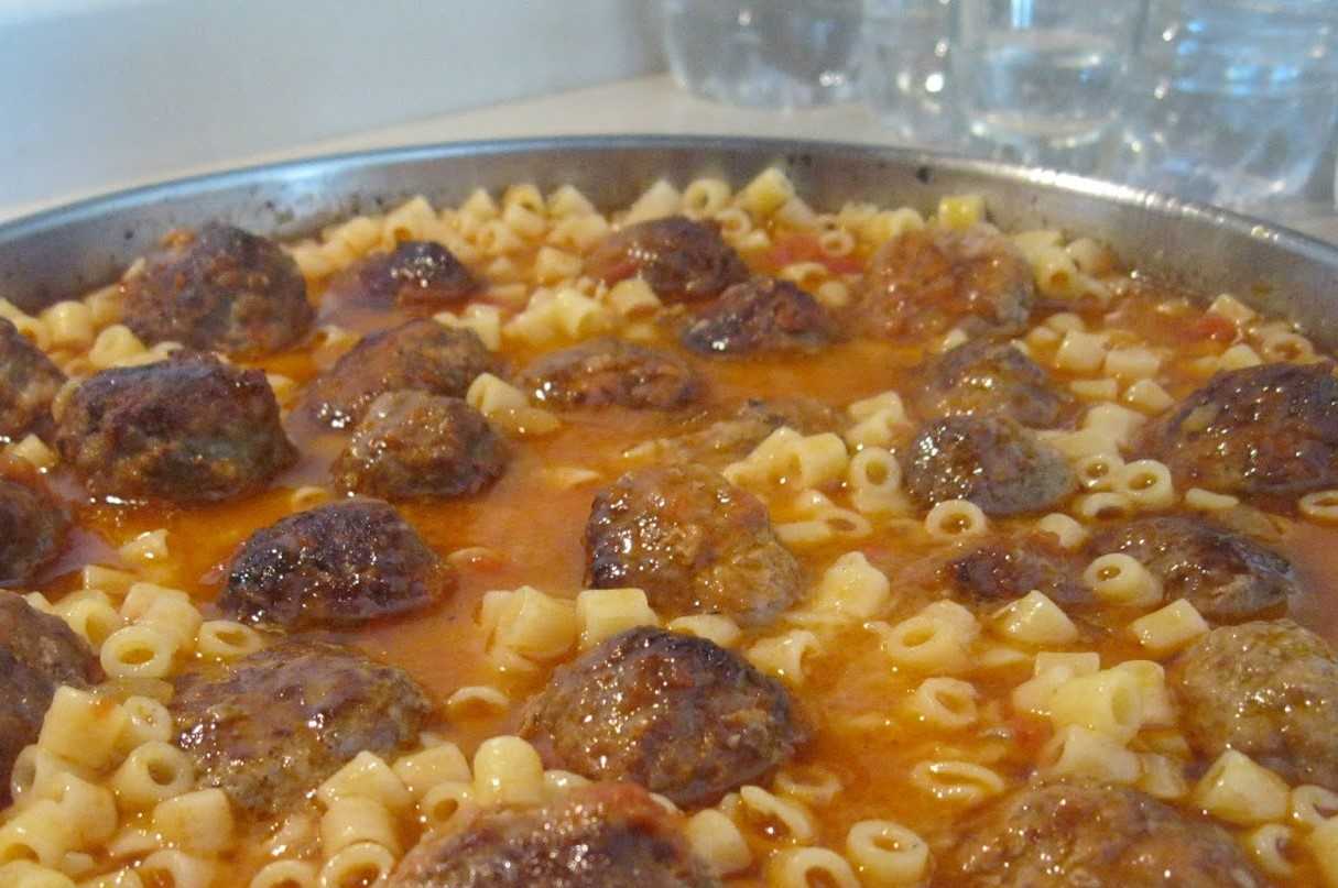 Κεφτεδάκια με μακαρονάκι κοφτό στο ταψί