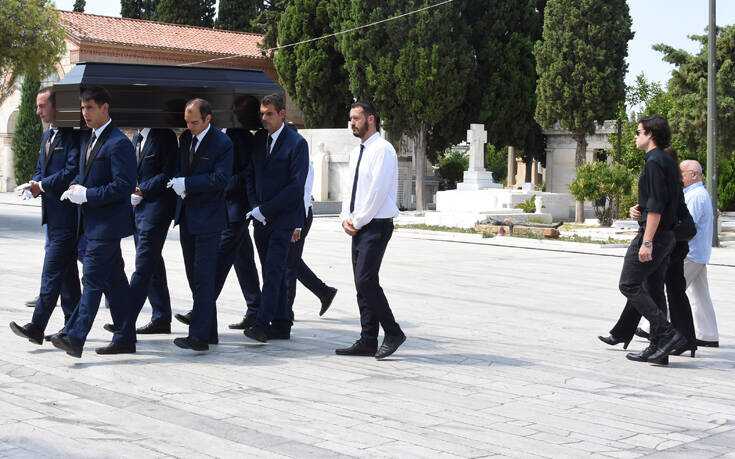 Συντετριμμένη η Κοραλία Καραντη στο τελευταίο αντίο στην Αφροδίτη Γρηγοριάδου