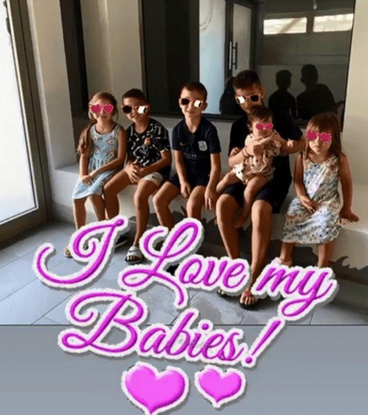 Η Ολυμπία Χοψονίδου φωτογραφίζει τα παιδιά της. Και τα έξι είναι κουκλιά