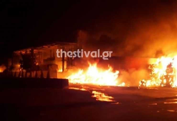 Απεγκλωβισμός τεσσάρων ατόμων από φλεγόμενο κτίριο- Ανάμεσά τους και ένα βρέφος (βίντεο)