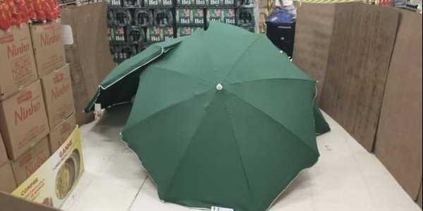 Άνδρας πέθανε σε σούπερ μάρκετ- Τον σκέπασαν και συνέχισαν τα ψώνια τους