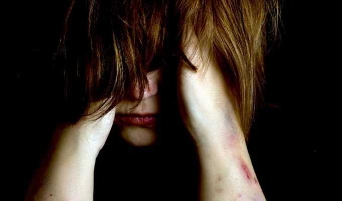 Ανήκουστο: Γονείς και θείοι ξυλοκόπησαν άγρια και κούρεψαν έφηβη επειδή είχε σχέση με αλλοδαπό