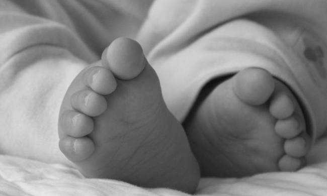 Γονείς πέταξαν το 7 ημερών βρέφος μέσα σε κουβά με πίσσα