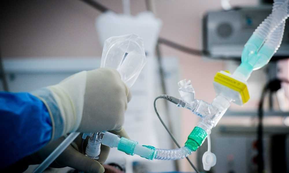 Κορωνοϊός: Διασωληνώθηκε 27χρονη γιατρός στο νοσοκομείο της Λάρισας