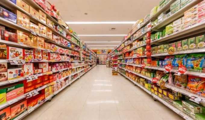 Άνδρας πέθανε σε σούπερ μάρκετ- Τον σκέπασαν και συνέχισαν τα ψώνια τους