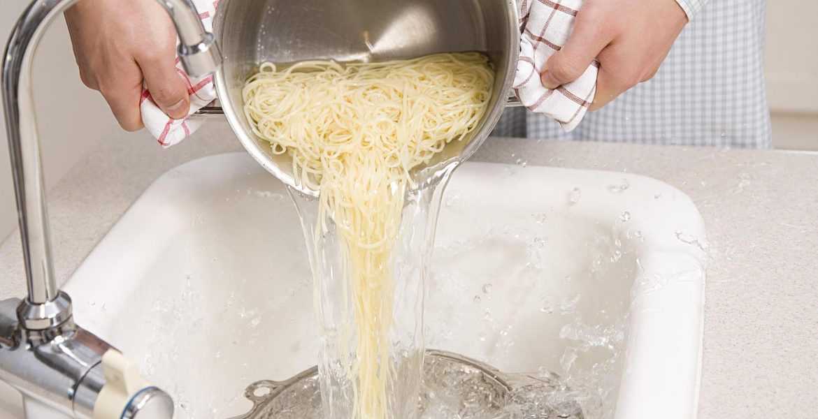 Αυτό είναι το κόλπο για να σουρώνετε τα μακαρόνια που θα σας λύσει τα χέρια