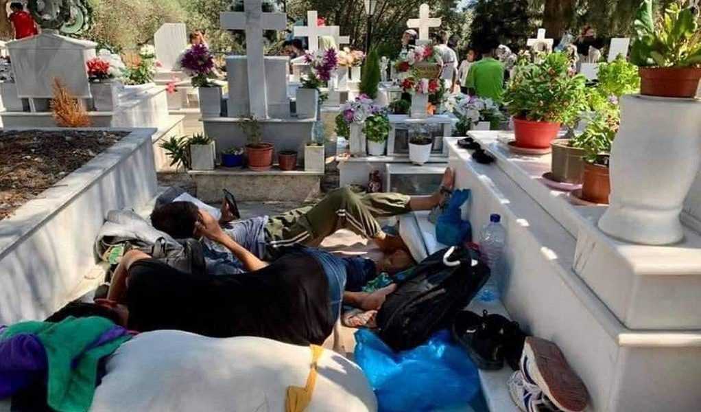 Μόρια : Μετανάστες έκαναν σκουπιδαριό εκκλησίες και νεκροταφεία