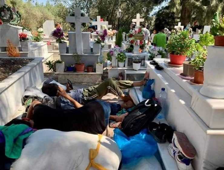 Μόρια : Μετανάστες έκαναν σκουπιδαριό εκκλησίες και νεκροταφεία