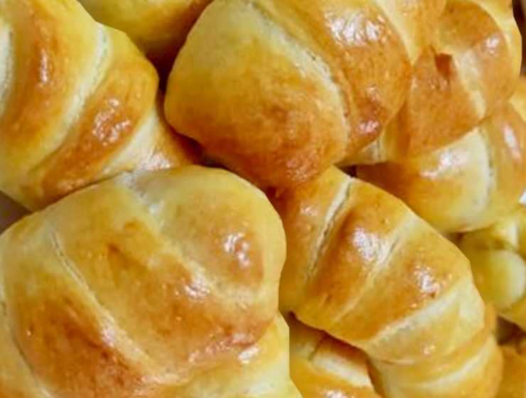 Τυροπιτάκια με μάγια πολύ αφράτα Τυροπιτάκια με μάγια πολύ αφράτα